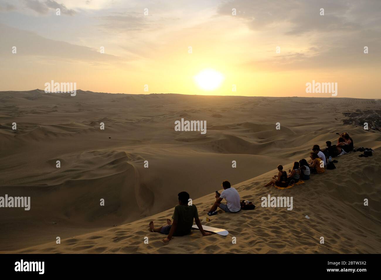 Perù Huacachina - punto di vista su una duna di sabbia alta Foto Stock