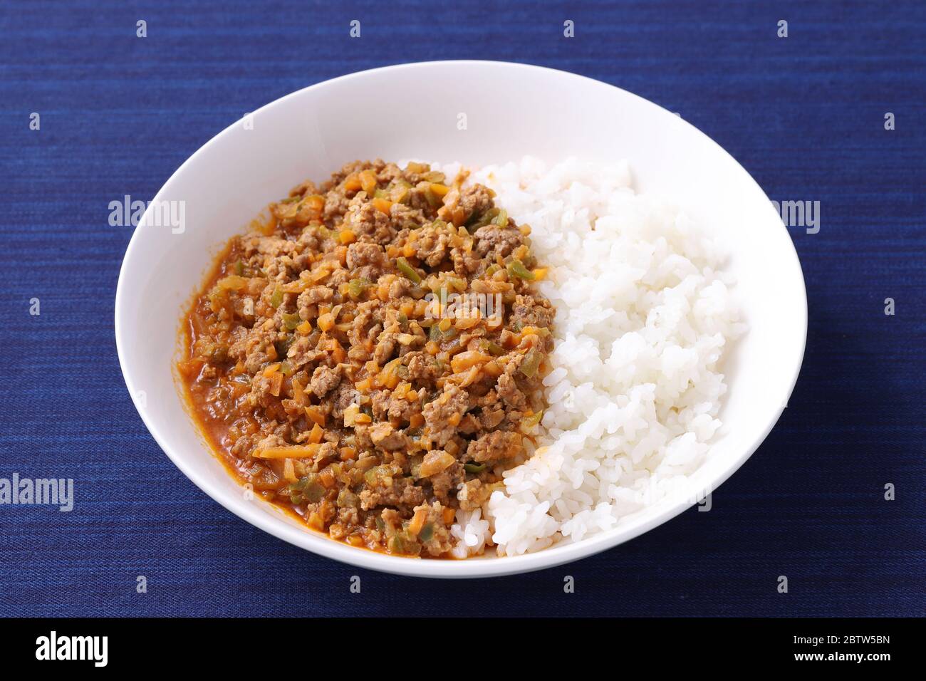 Il riso giapponese keema curry in un piatto sul tavolo Foto Stock