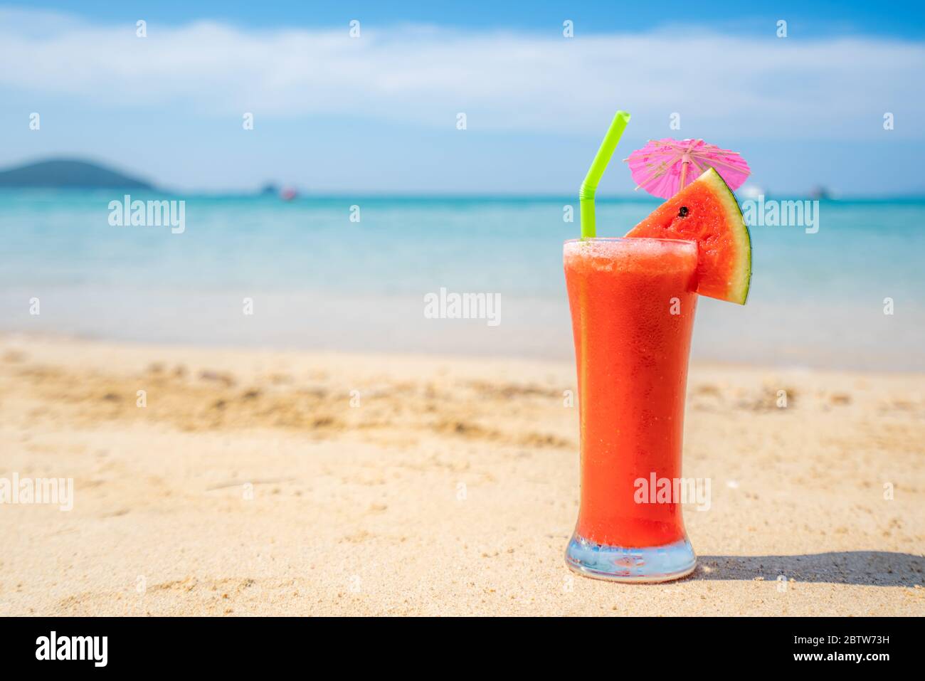 Succo di anguria in bicchiere da bere sulla spiaggia con cielo chiaro a Koh Kood a Trat, Thailandia. Estate, viaggi, Vacanze e Vacanze. Relax e traveli Foto Stock