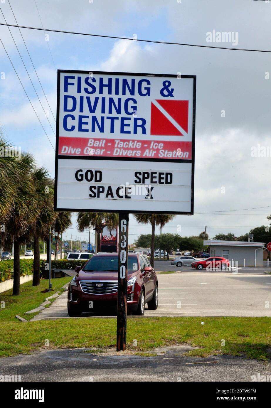 Kennedy Space Center, Florida, Stati Uniti. 27 maggio 2020. Con una folla enorme sulle spiagge, i corsi d'acqua e le strade, il lancio DELLA SPACEX Falcon 9 DEMO-2 è stato spazzato via a causa del tempo. Questa è stata la prima missione di volo spaziale con equipaggio dal suolo americano dal 2011. Photo Credit: Julian Leek/Alamy Live News Foto Stock