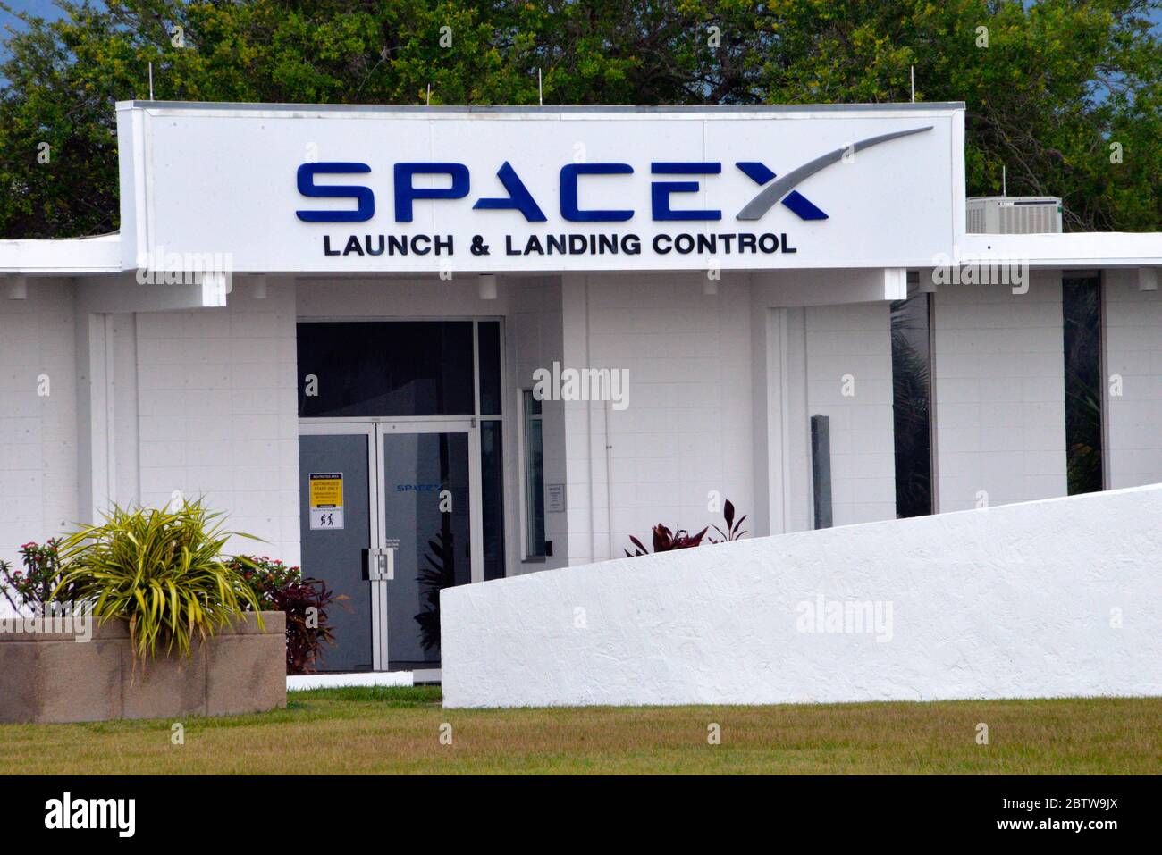 Kennedy Space Center, Florida, Stati Uniti. 27 maggio 2020. Con una folla enorme sulle spiagge, i corsi d'acqua e le strade, il lancio DELLA SPACEX Falcon 9 DEMO-2 è stato spazzato via a causa del tempo. Questa è stata la prima missione di volo spaziale con equipaggio dal suolo americano dal 2011. Photo Credit: Julian Leek/Alamy Live News Foto Stock