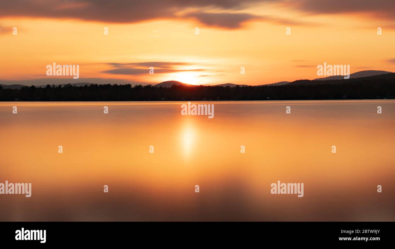 Un lungo tramonto a esposizione sul lago Pleasant nelle montagne Adirondack, NY USA Foto Stock