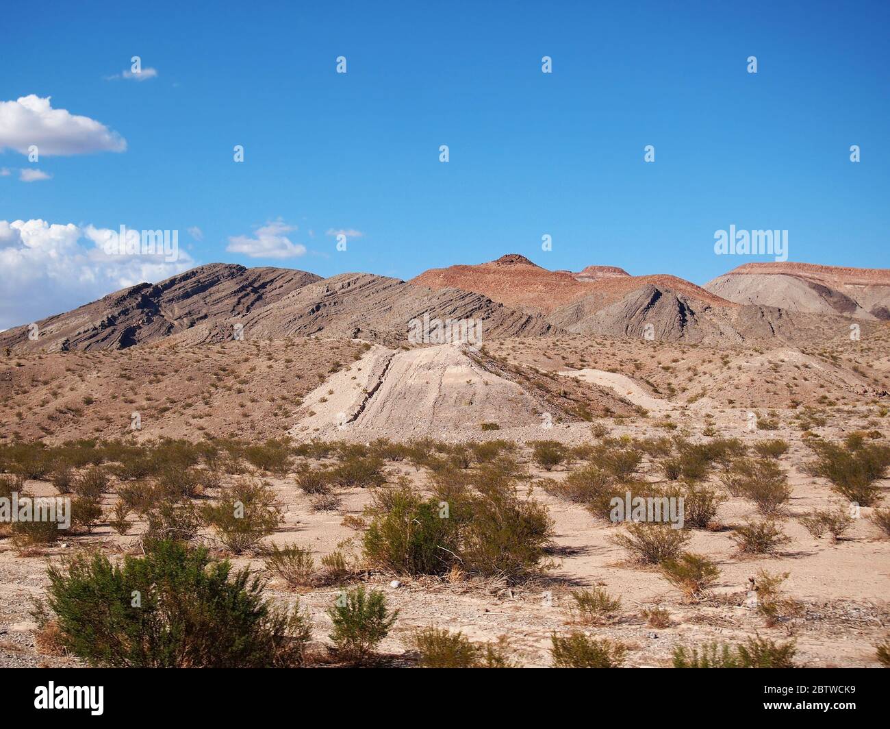 Un paesaggio di basse colline, canyon e arbusti in una porzione del Nevada del deserto del Great Basin appena a nord di Las Vegas, Nevada. Foto Stock