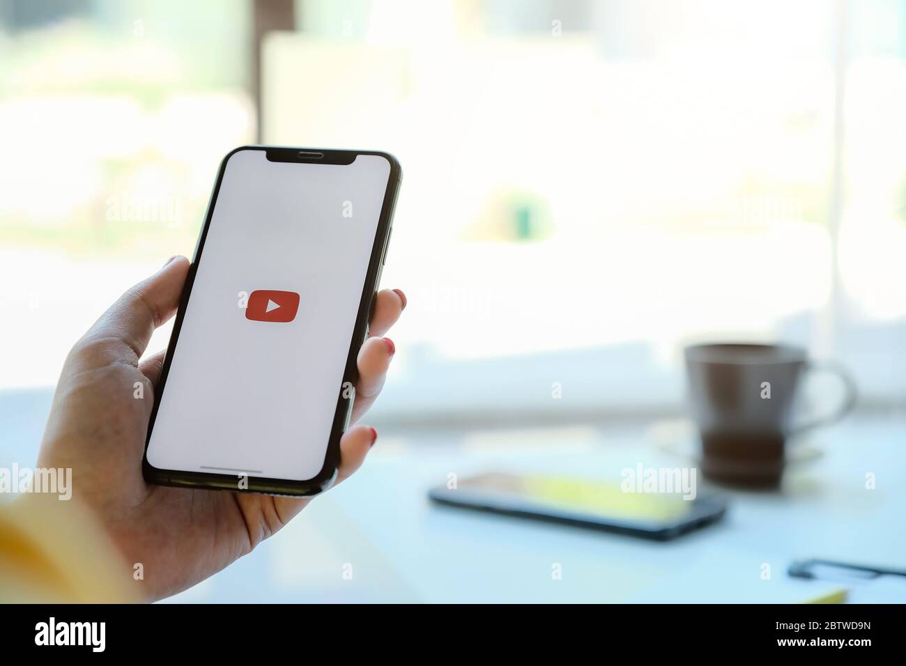 CHIANG mai, THAILANDIA - MAR 7 ,2020: Donna che tiene iPhone X con le app YouTube sullo schermo. Foto Stock