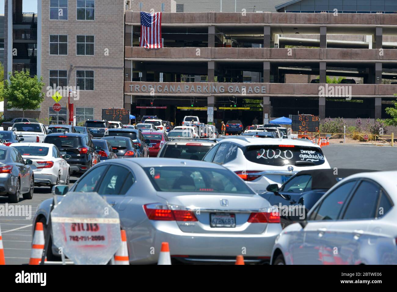 Las Vegas NV, Stati Uniti. 27 maggio 2020. Il 27 maggio 2020, presso il garage di Las Vegas, Nevada, viene aperto un nuovo sito di test del coronavirus. Credit: Damairs carter/Media Punch/Alamy Live News Foto Stock