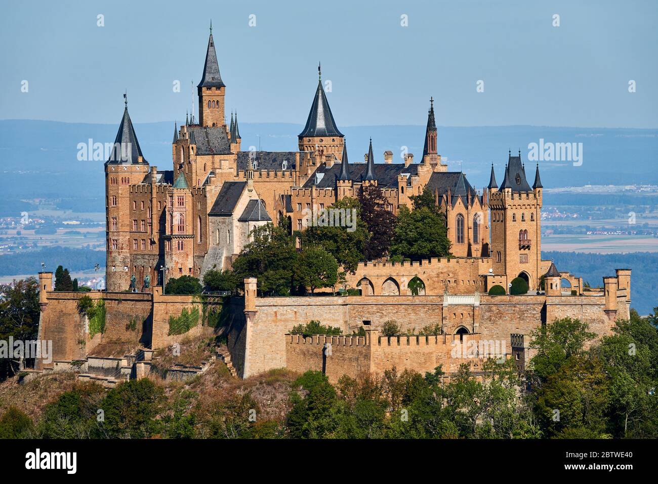 Il bellissimo Castello di Hohenzollern splende di luce estiva, con telezoom.Germany Foto Stock