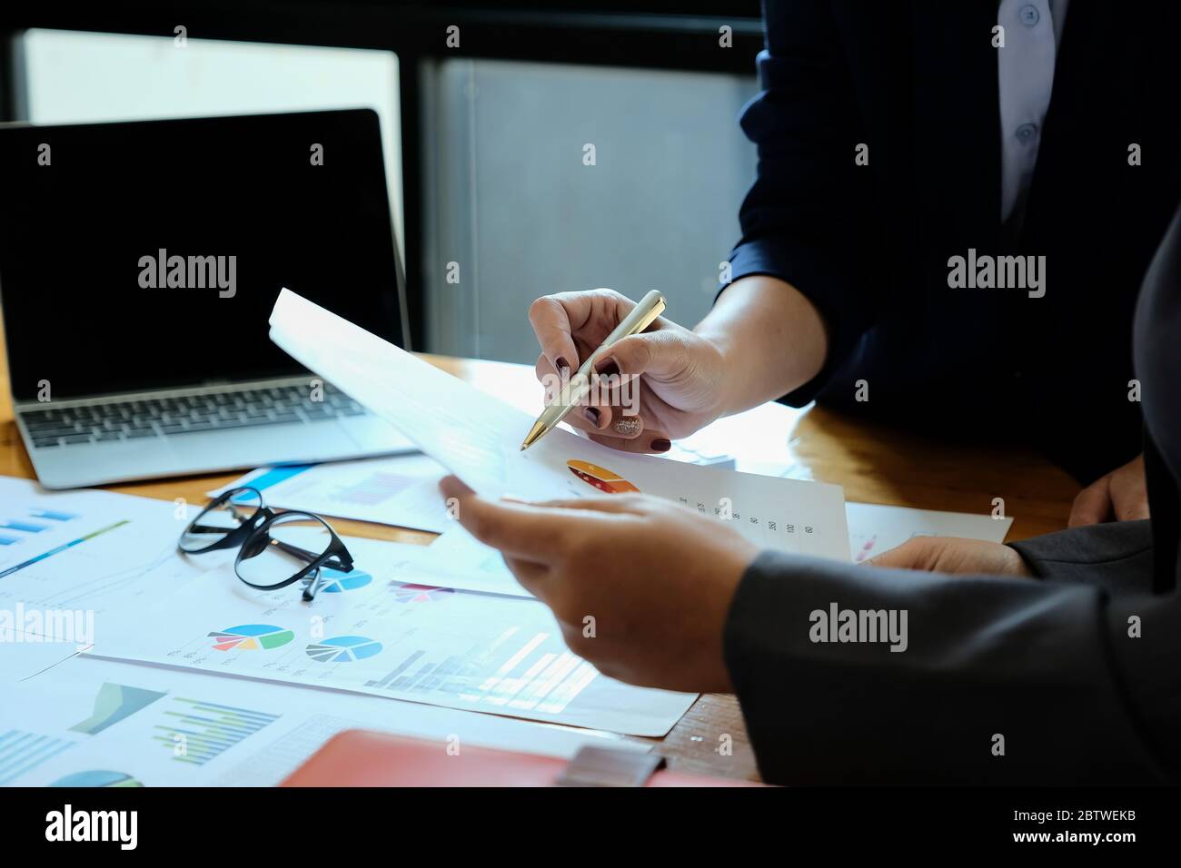 Primo piano incontro tra uomini d'affari per discutere la situazione sul mercato. Concetto finanziario aziendale Foto Stock