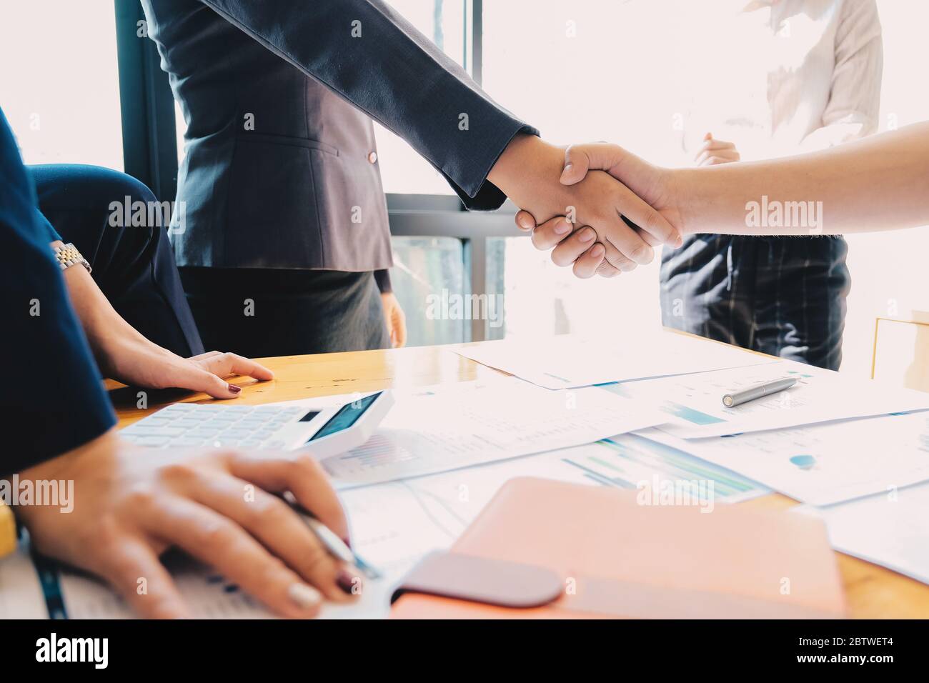 Business persone che scuotono le mani, finendo riunione, business etiquette, congratulazioni, fusione e concetto di acquisizione Foto Stock