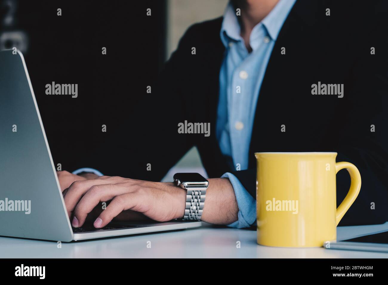 Uomo d'affari che utilizza il laptop per l'analisi aziendale al mattino Foto Stock