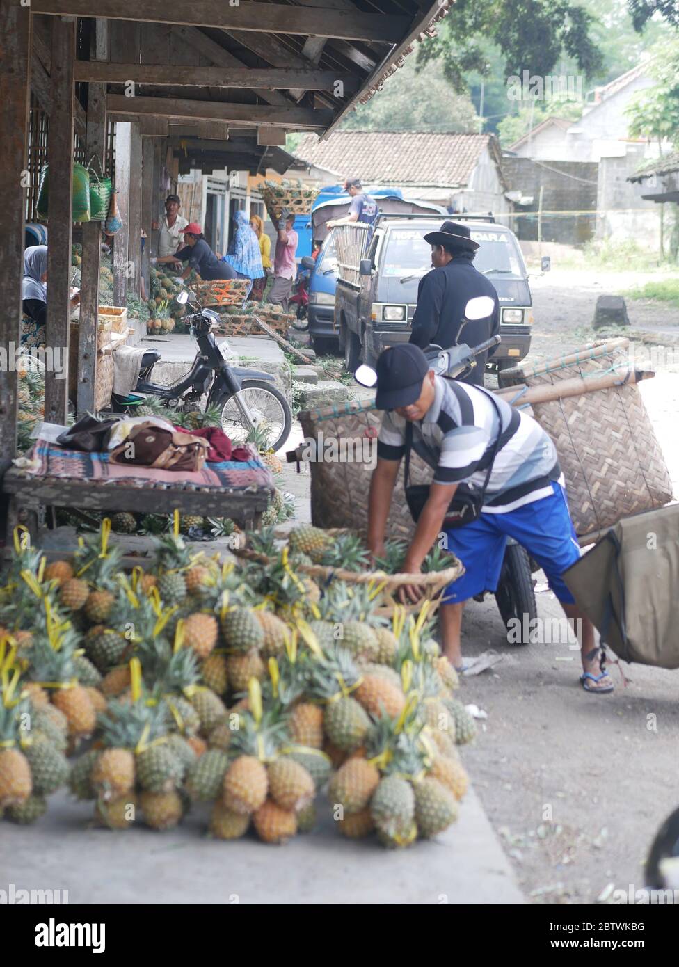 28 aprile 2019 - Bedali, Blitar/Indonesia: Venditori ananas nel mercato bedali tradizionale a Blitar, Indonesia Foto Stock