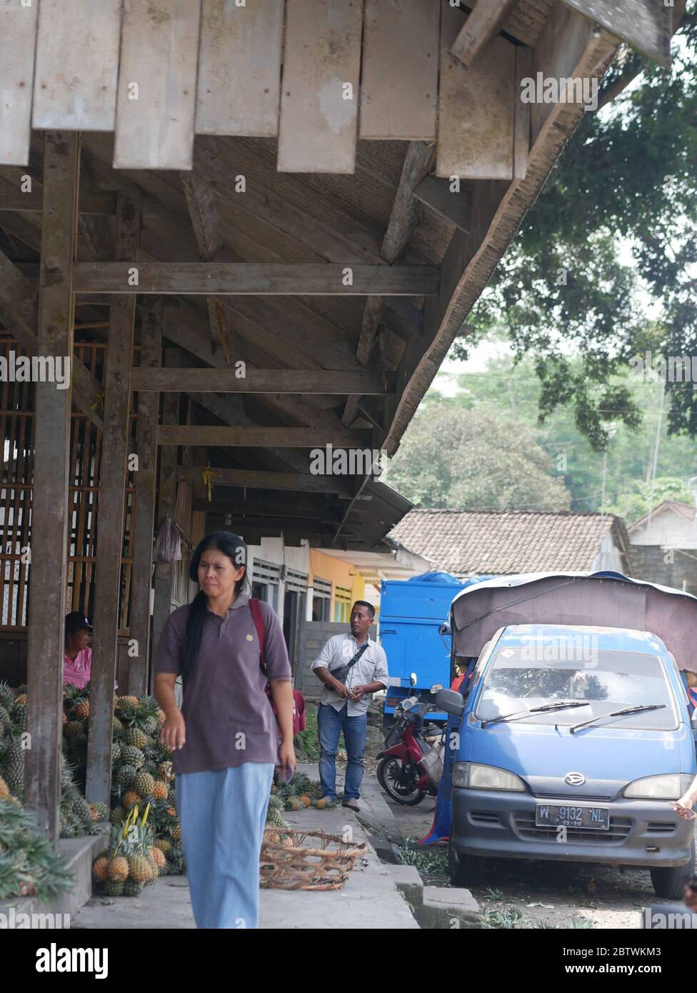 28 aprile 2019 - Bedali, Blitar/Indonesia: Venditori ananas nel mercato bedali tradizionale a Blitar, Indonesia Foto Stock