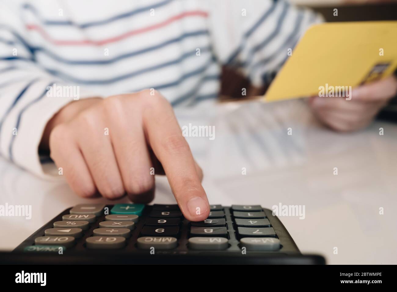 Mani di affari che tengono il libretto di salvataggio del cliente con calcolatore, Foto Stock