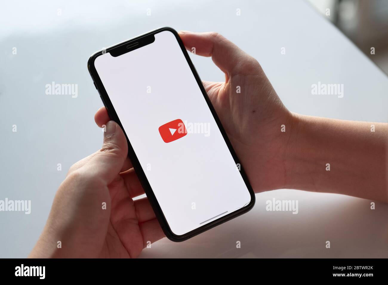 CHIANG mai, THAILANDIA - 17 NOVEMBRE 2019: Donna che tiene iPhone X con le app YouTube sullo schermo. Foto Stock