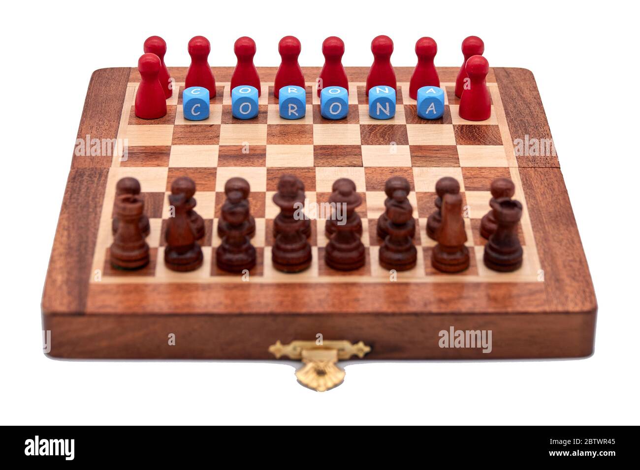 Classici scacchi neri competono contro i giocatori di corona rossa Foto Stock
