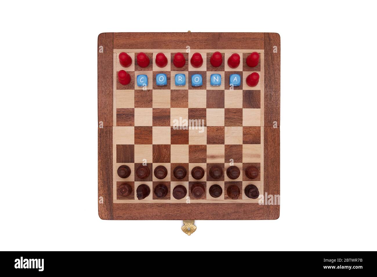 Classici scacchi neri competono contro i giocatori di corona rossa Foto Stock