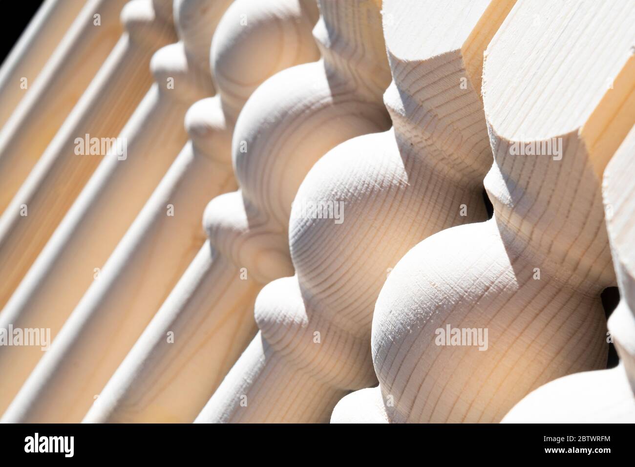 Legno. Elemento di una scala interna in legno. Balaustra in legno vista ravvicinata. Balaustra fatta a mano per le scale. Legno di lavoro sfondo. Inter. Casa Foto Stock
