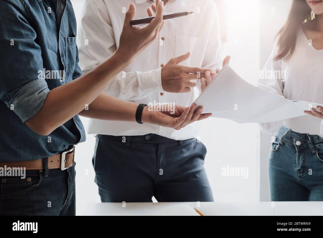 Architetto e ingegnere si riunono per il progetto lavorando con il partner con BluePrint Foto Stock