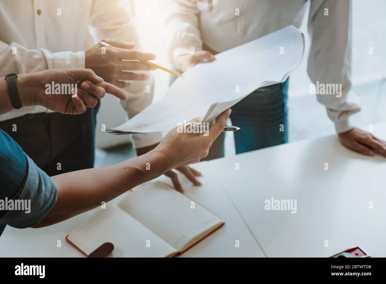 Architetto e ingegnere si riunono per il progetto lavorando con il partner con BluePrint Foto Stock