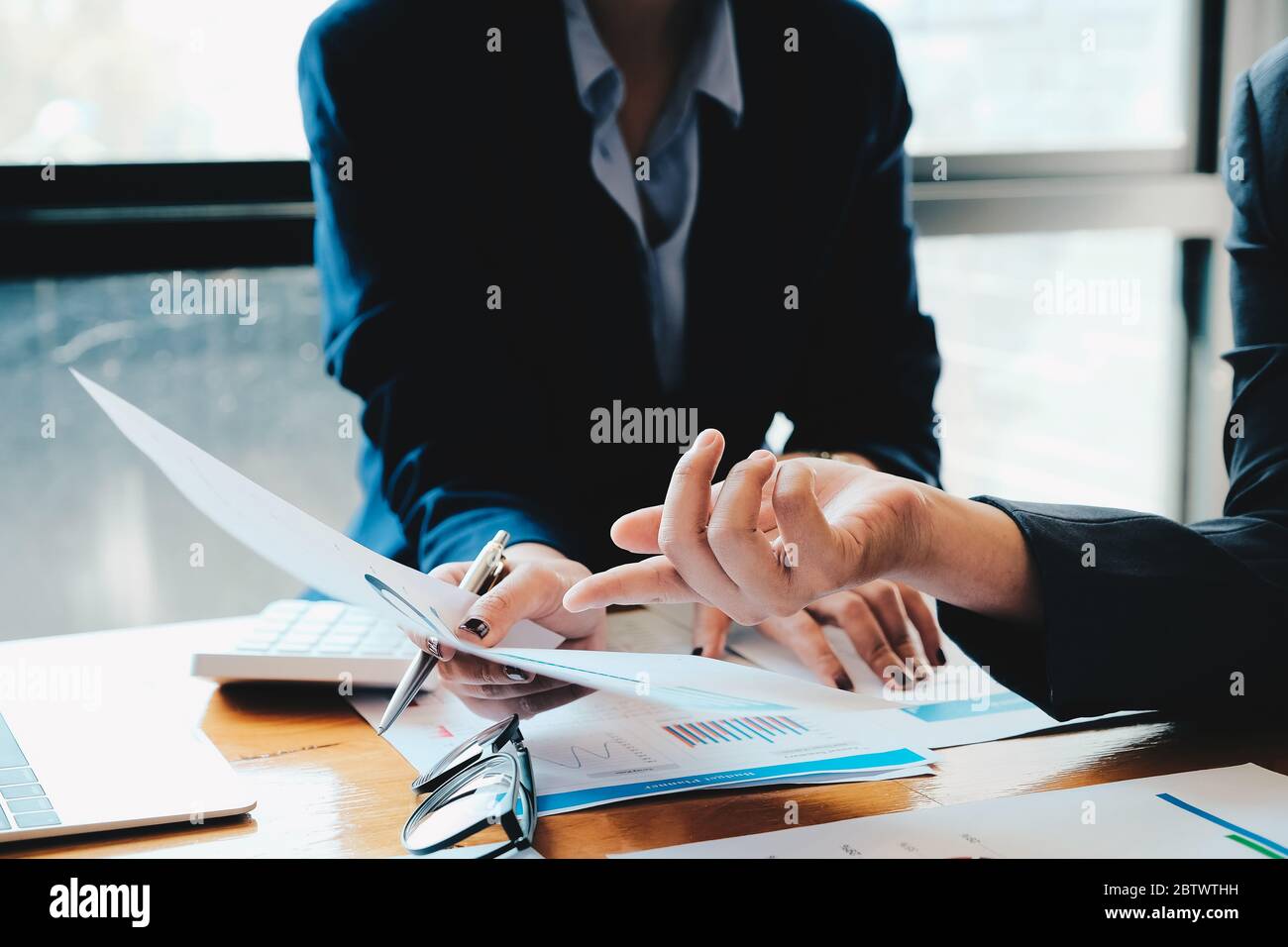 Business People Planning Strategy Analysis dal report dei documenti finanziari, Office Concept Foto Stock