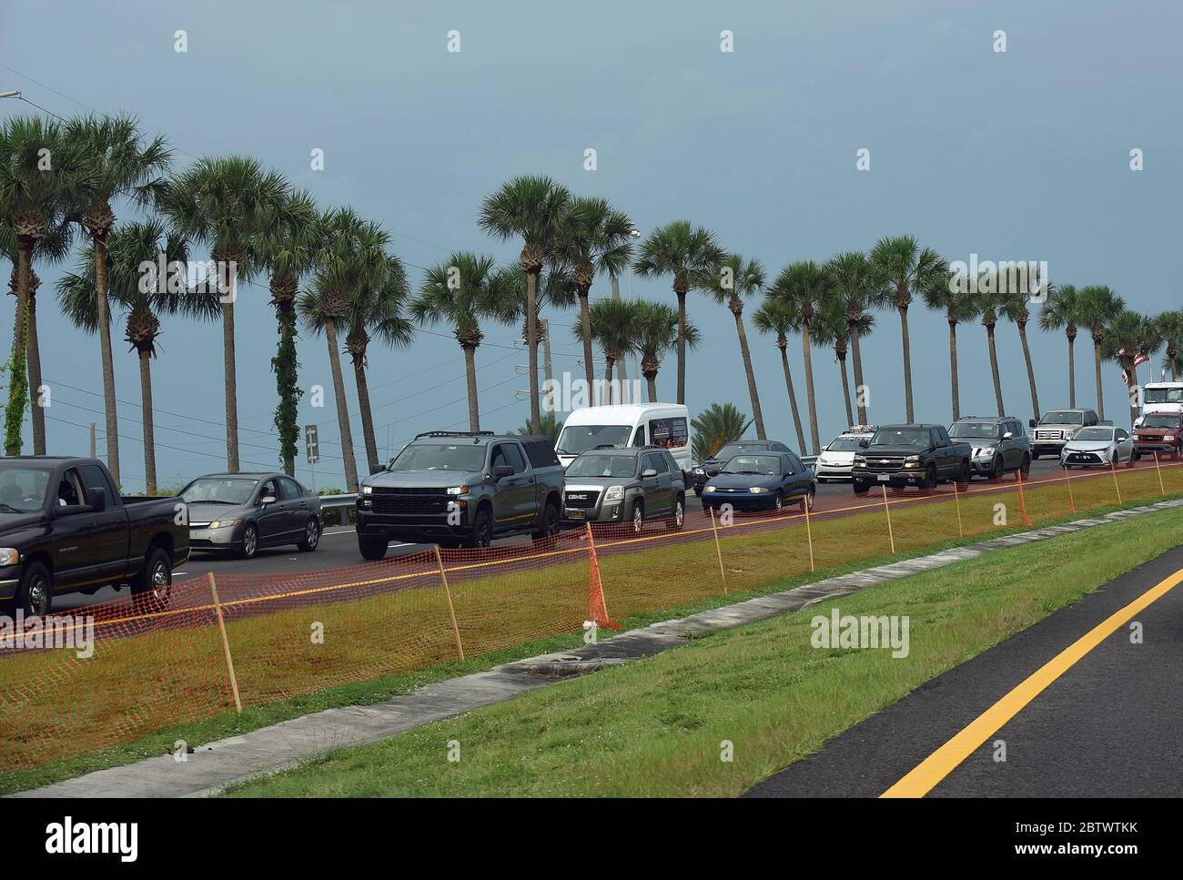 Cape Canaveral, Stati Uniti. 27 maggio 2020. Il traffico degli spettatori è sostenuto per chilometri dopo il lancio programmato di un razzo SpaceX Falcon 9 dal Kennedy Space Center con la navicella spaziale Crew Dragon è stato ritardato a causa del tempo. Lo storico lancio previsto degli astronauti della NASA Doug Hurley e Bob Behnken alla Stazione spaziale Internazionale è stato riprogrammato a maggio 30 e sarà la prima missione presidiata dal suolo americano dal 2011. Credit: SOPA Images Limited/Alamy Live News Foto Stock