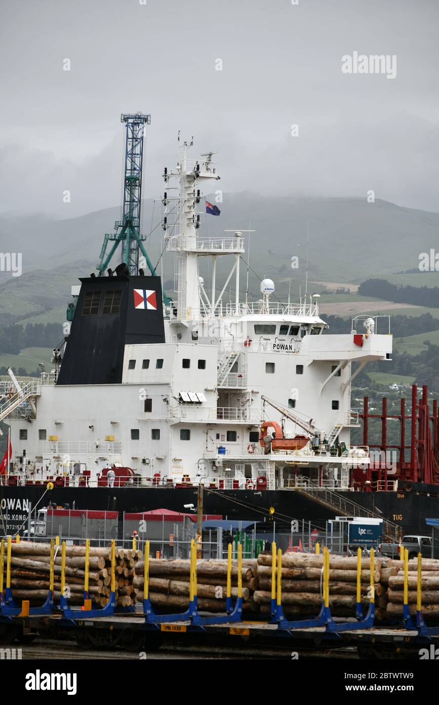 LYTTLETON, NUOVA ZELANDA, 21 NOVEMBRE 2019: Tronchi Pinus radiata in attesa di esportazione linea il molo presso il porto di Lyttleton. Foto Stock