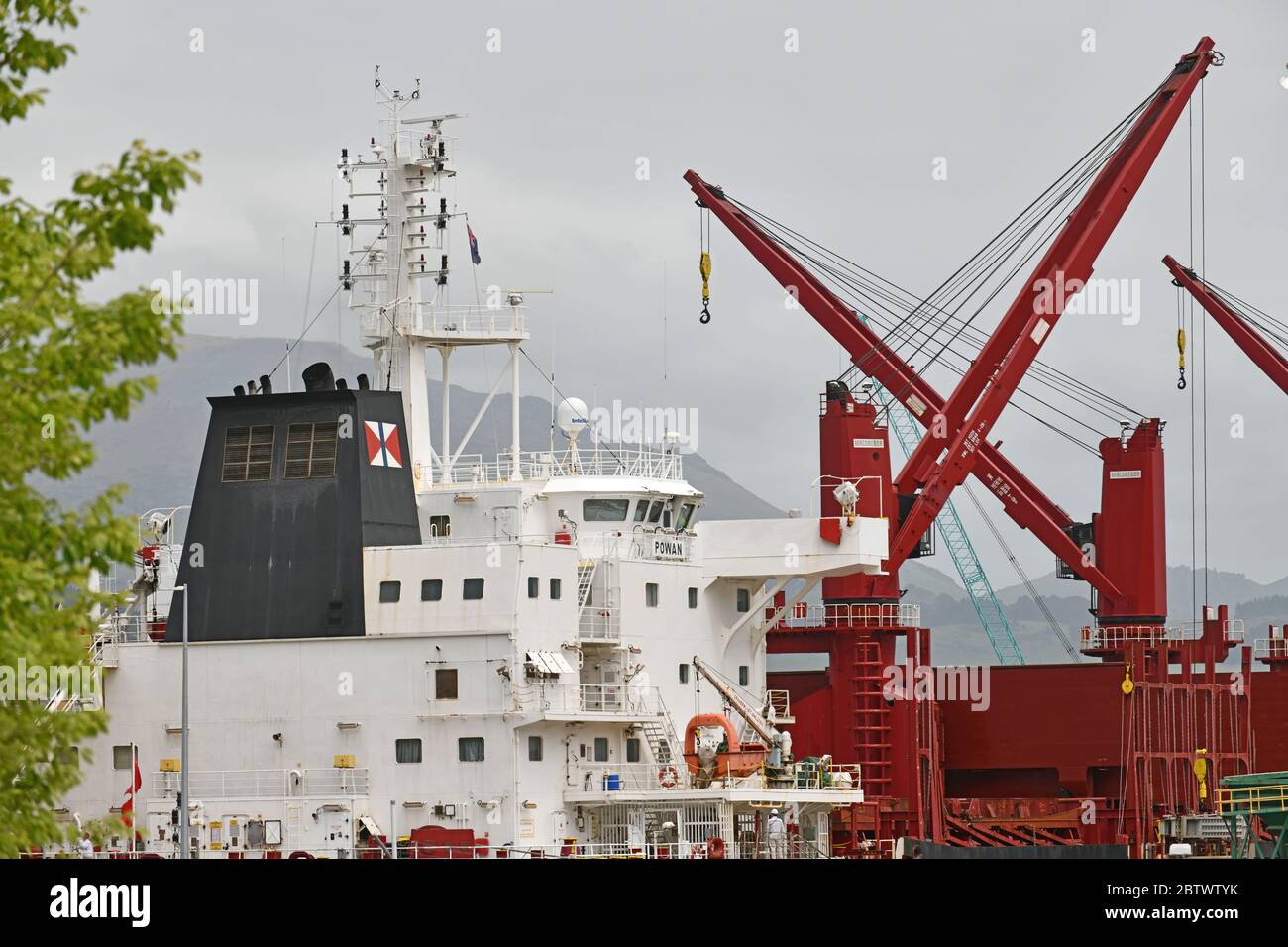 LYTTLETON, NUOVA ZELANDA, 21 NOVEMBRE 2019: The Powan (IMO: 9721578, MMSI 477027600) una grande portaerei costruita nel 2016 (4 anni) e attualmente in navigazione Foto Stock