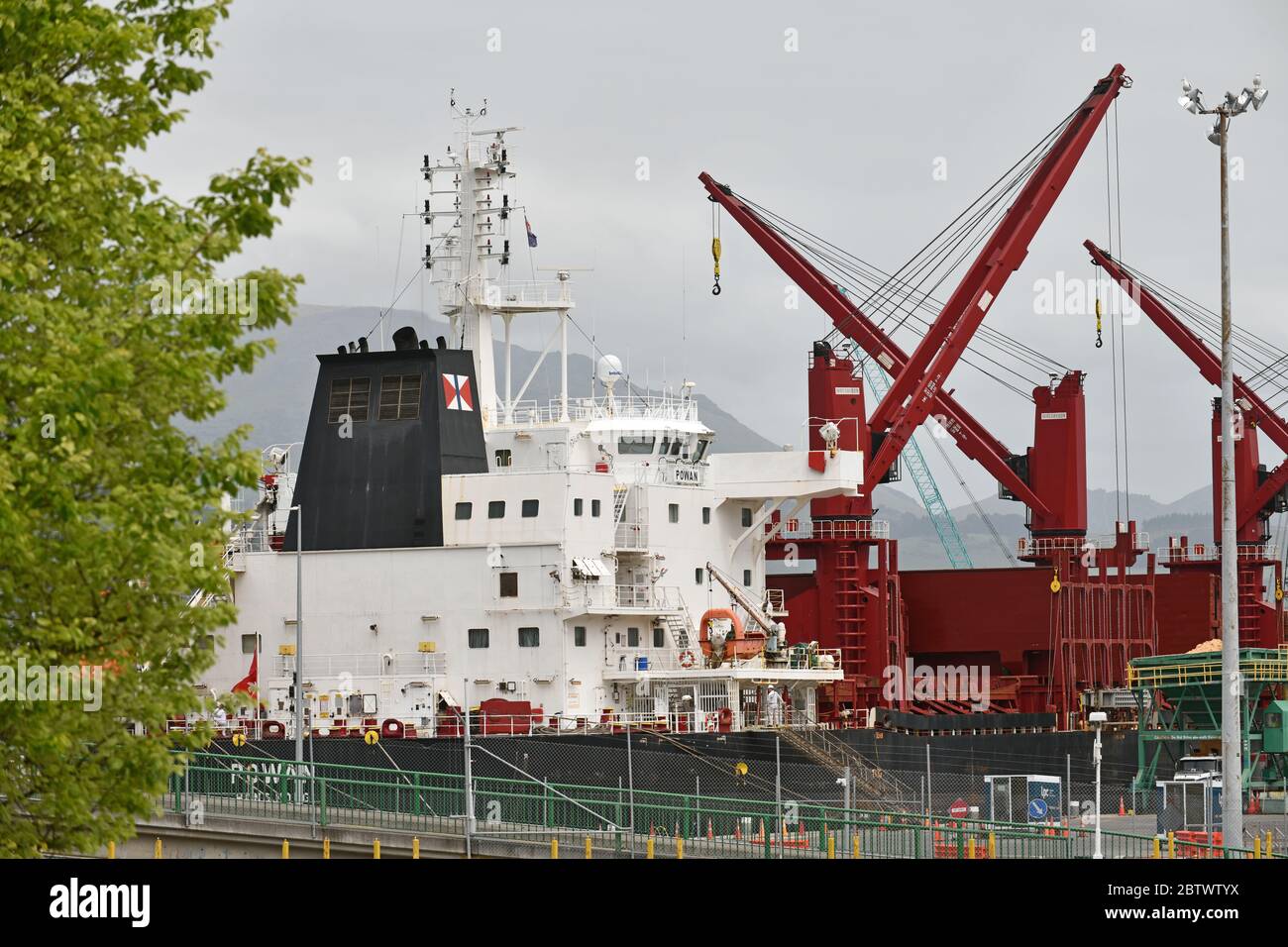 LYTTLETON, NUOVA ZELANDA, 21 NOVEMBRE 2019: The Powan (IMO: 9721578, MMSI 477027600) una grande portaerei costruita nel 2016 (4 anni) e attualmente in navigazione Foto Stock