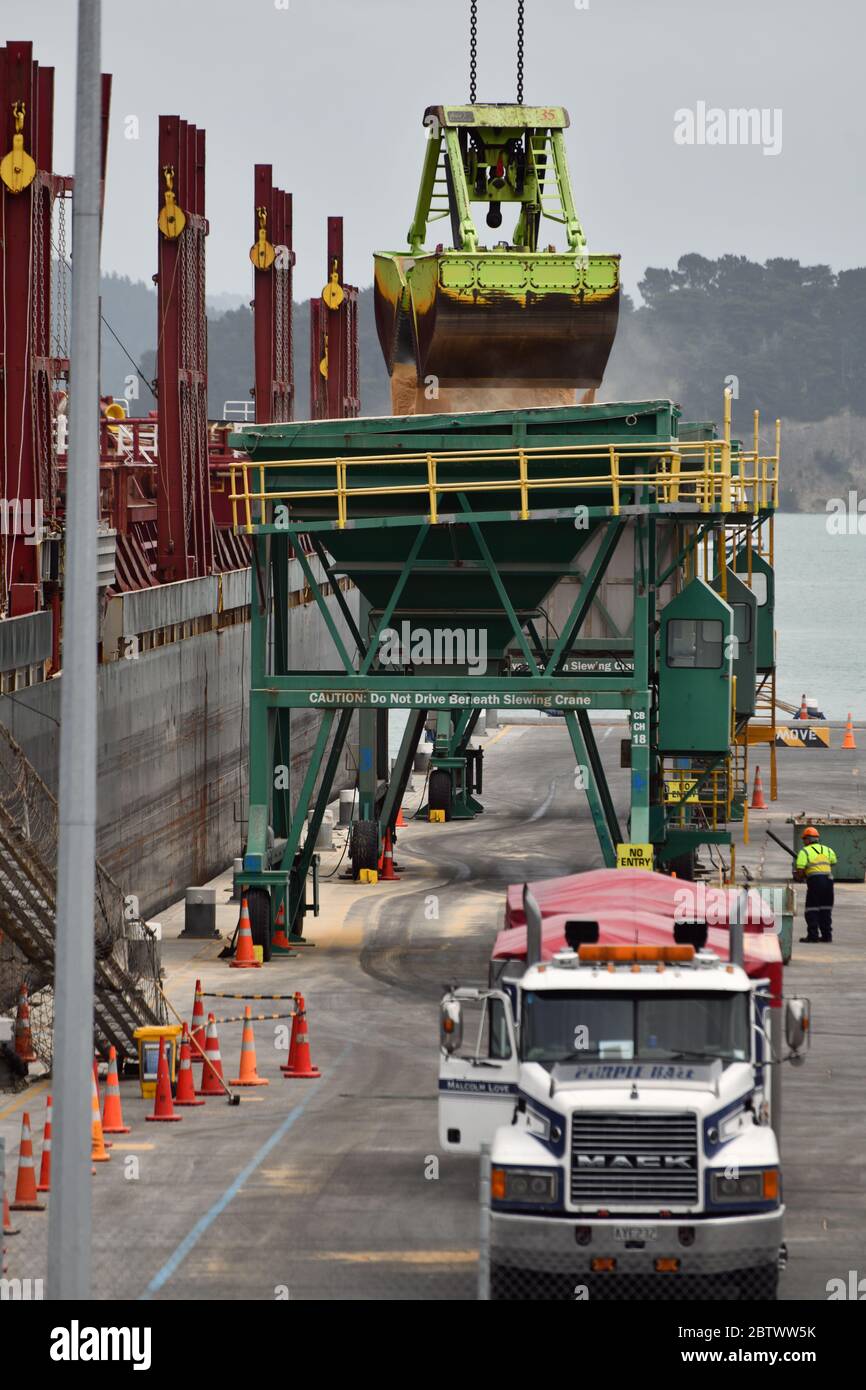 LYTTLETON, NUOVA ZELANDA, 21 NOVEMBRE 2019: The Powan (IMO: 9721578, MMSI 477027600) una grande portaerei costruita nel 2016 (4 anni) e attualmente in navigazione Foto Stock