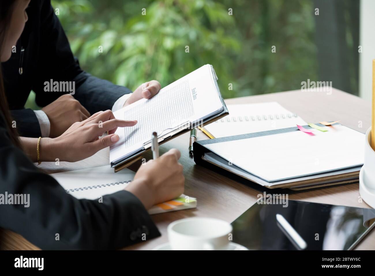 Primo piano Gruppo di persone d'affari impegnato a discutere di questioni finanziarie durante la riunione. Concetto di riunione aziendale Foto Stock
