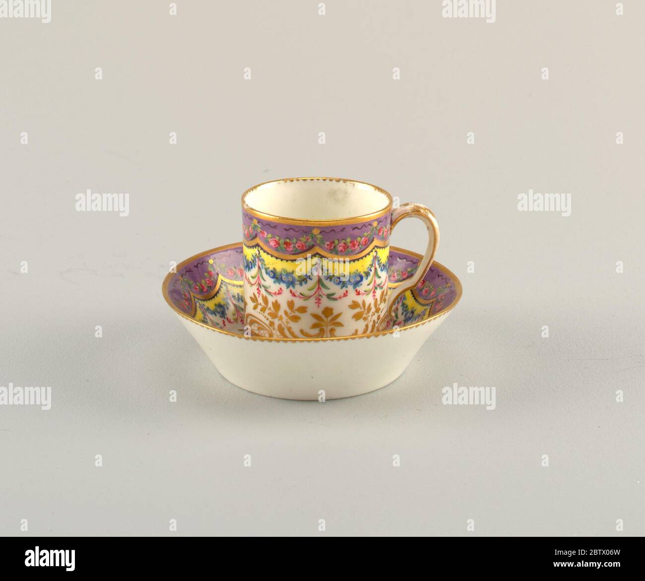 Tazza e Saucer. Ricerca in coppa di porcellana Progressa e piattino con motivi floreali in doratura. Foto Stock