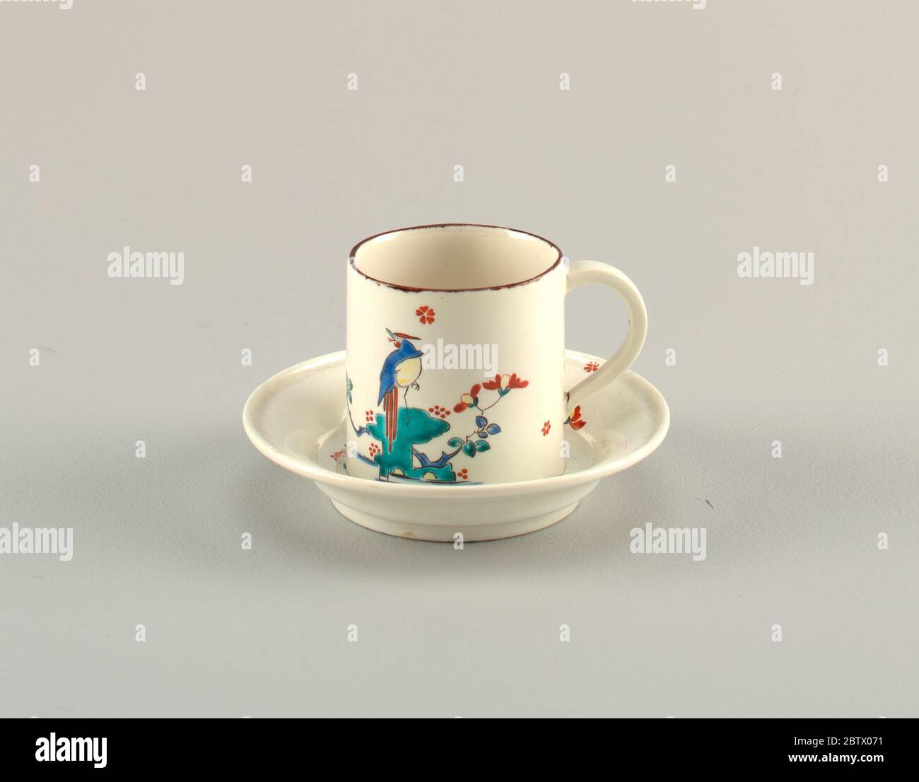 Tazza e Saucer con Kakiemon Bird. Ricerca in tazza bianca Progressa e piattino con una forma molto cinnlidrcal. Entrambi dipinti con un uccello e fiori. Foto Stock Tazza e Saucer con Kakiemon Bird. Ricerca in tazza bianca Progressa e piattino con una forma molto cinnlidrcal. Entrambi dipinti con un uccello e fiori. Foto Stock