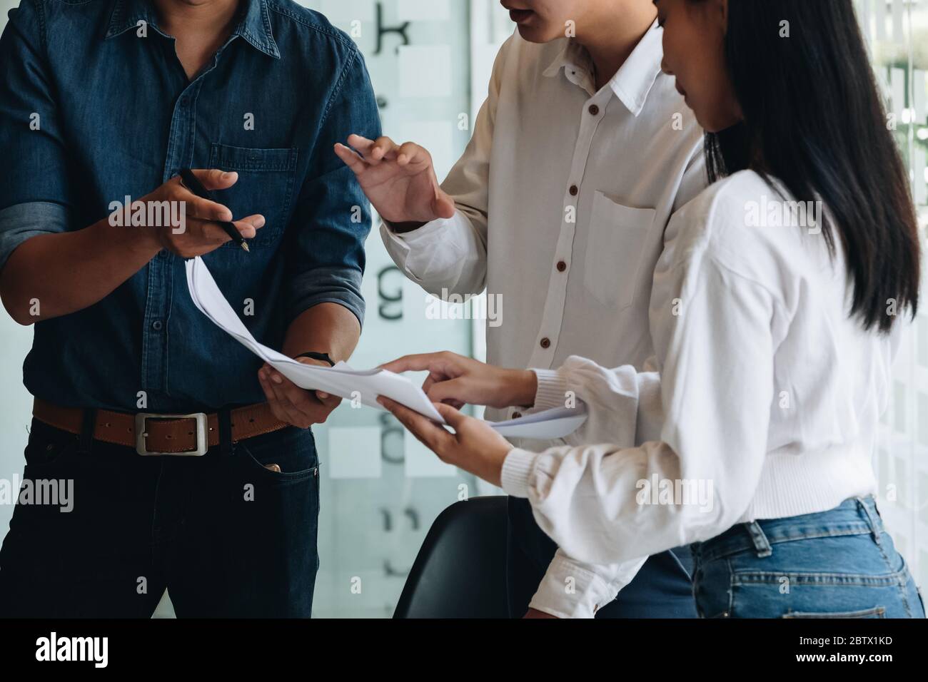 Architetto e ingegnere si riunono per il progetto lavorando con il partner con BluePrint Foto Stock