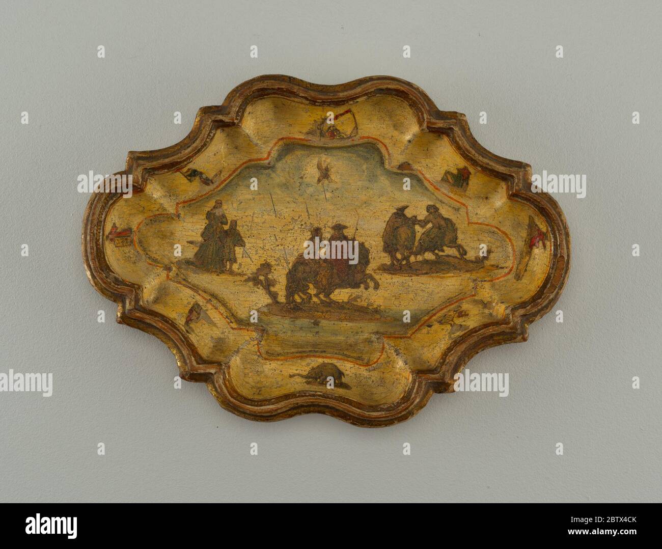 Piatto con personaggi a cavallo. Ricerca in ProgressOblong vassoio lobato con bordo stampato, in legno verniciato. Disaccoppiamento inciso di quattro persone a cavallo, e una donna e un bambino in piedi al centro. Sul bordo, chinoiserie e un elefante. Foto Stock