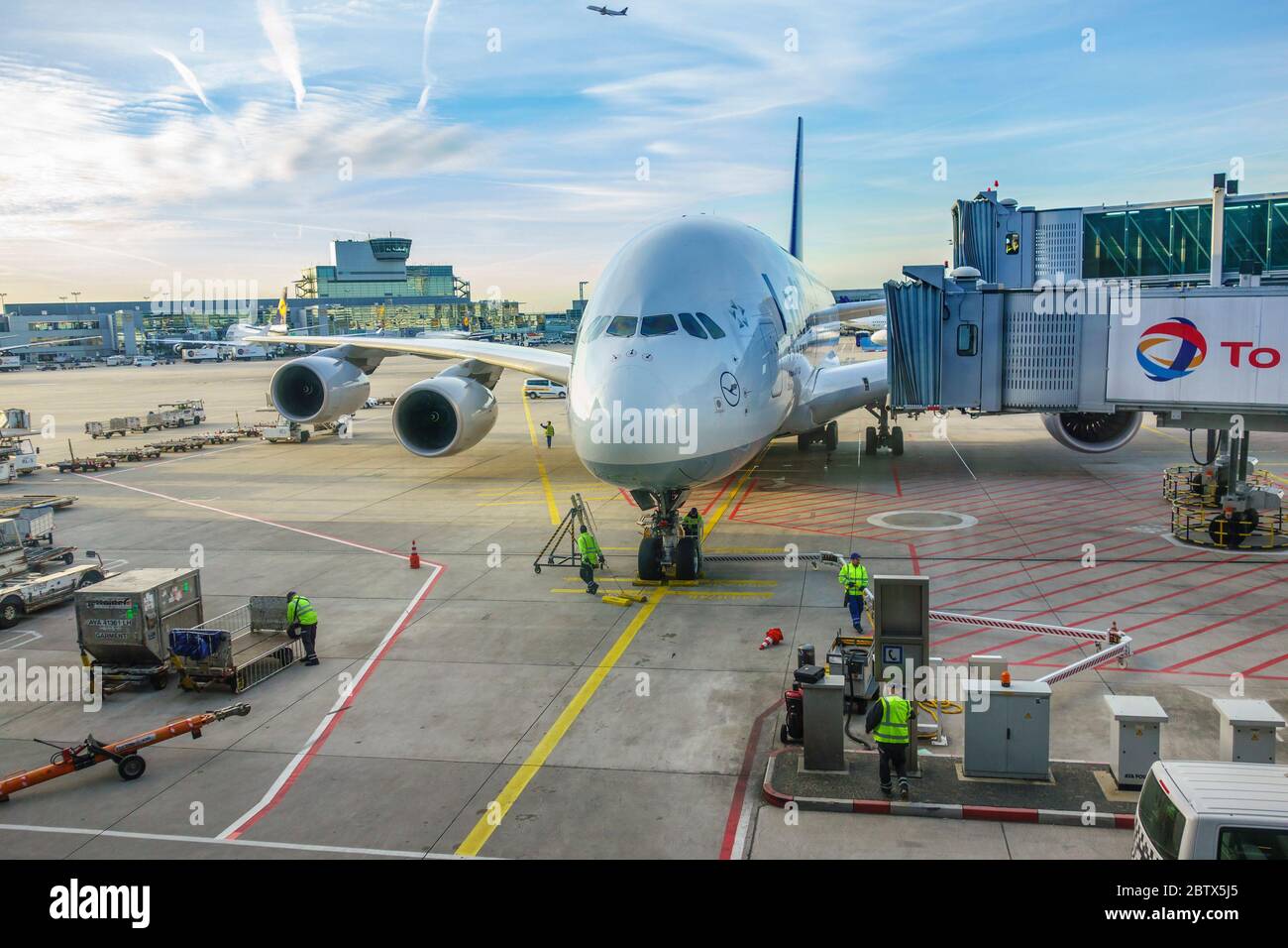 Airbus che è arrivato all'aeroporto di Monaco con personale di lavoro Foto Stock