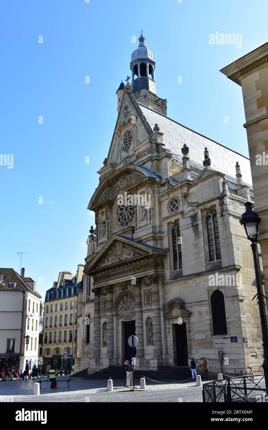 Chiesa di Saint-Etienne-du-Mont con cielo blu. Parigi, Francia. 14 agosto 2019. Foto Stock