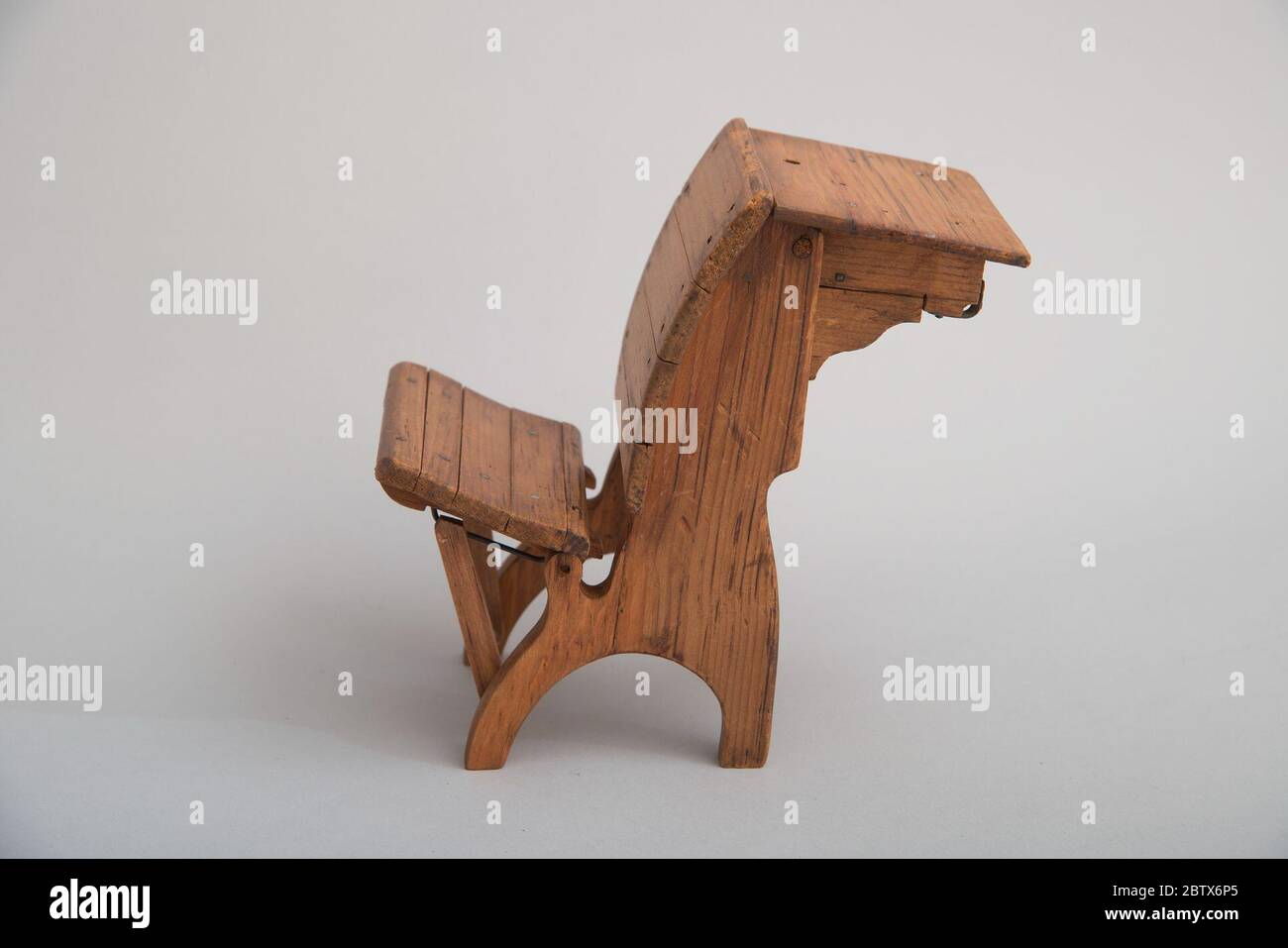 Frederick Everhart McKinleys 1881 modello di licenza per banco e sedili. Frederick Everhart McKinley di Wellington, Kansas, ha ricevuto un brevetto statunitense per un'istruzione scolastica migliorata. Brevetto n. 246177 è stato rilasciato il 23 agosto 1881. Questo banco è supportato da una barra stazionaria che consente alla scrivania di ruotare. Foto Stock