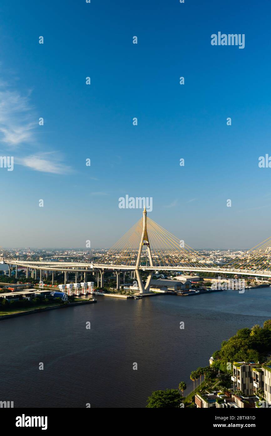 Il ponte sospeso di Bhumibol attraversa il fiume Chao Phraya nella città di Bangkok, Thailandia Foto Stock