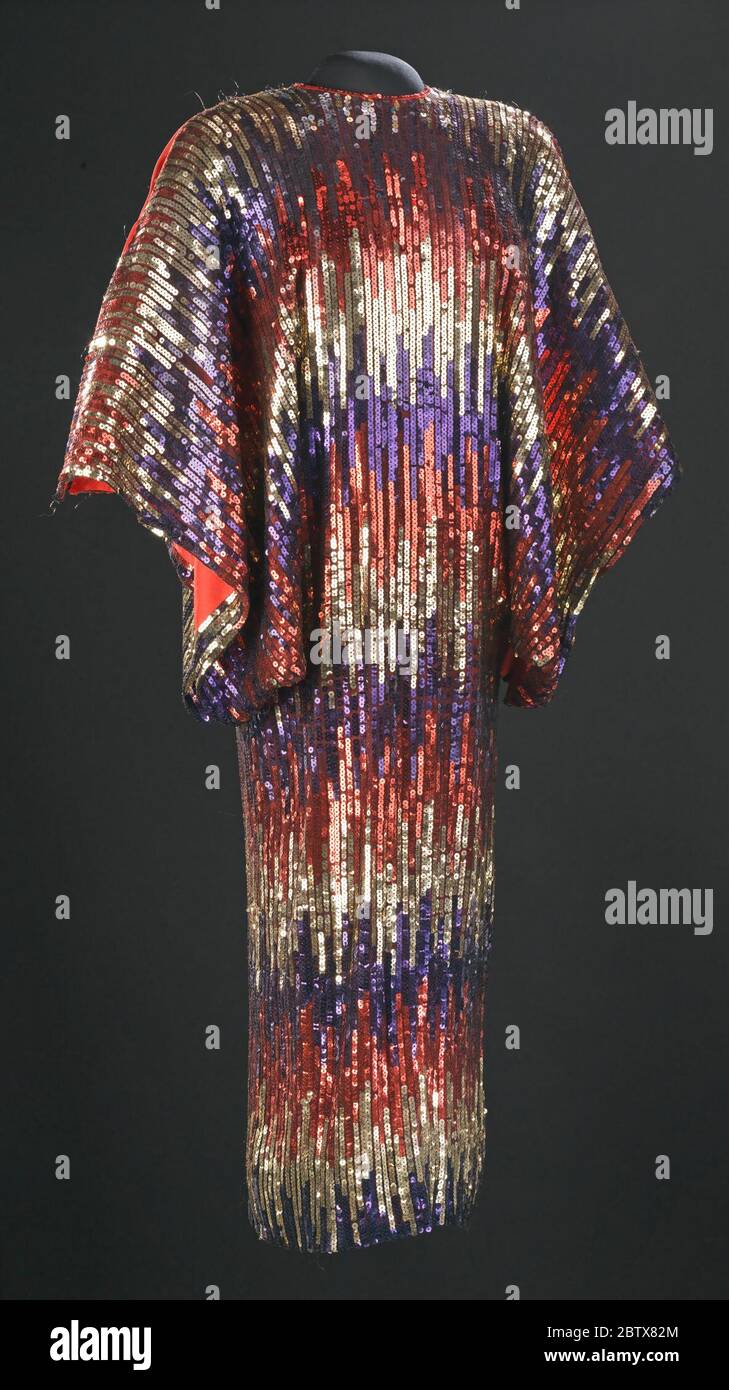 Abito indossato da Celia Cruz. Abito in paillettes rosso, oro e blu con righe orizzontali e varie e maniche larghe aperte. Foto Stock