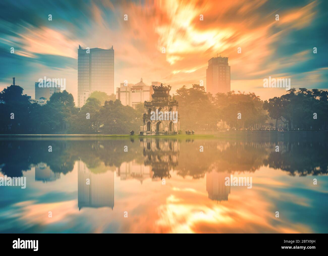 Torre delle tartarughe sul lago Hoan Kiem all'alba ad Hanoi, Vietnam. Tonalità vintage Foto Stock