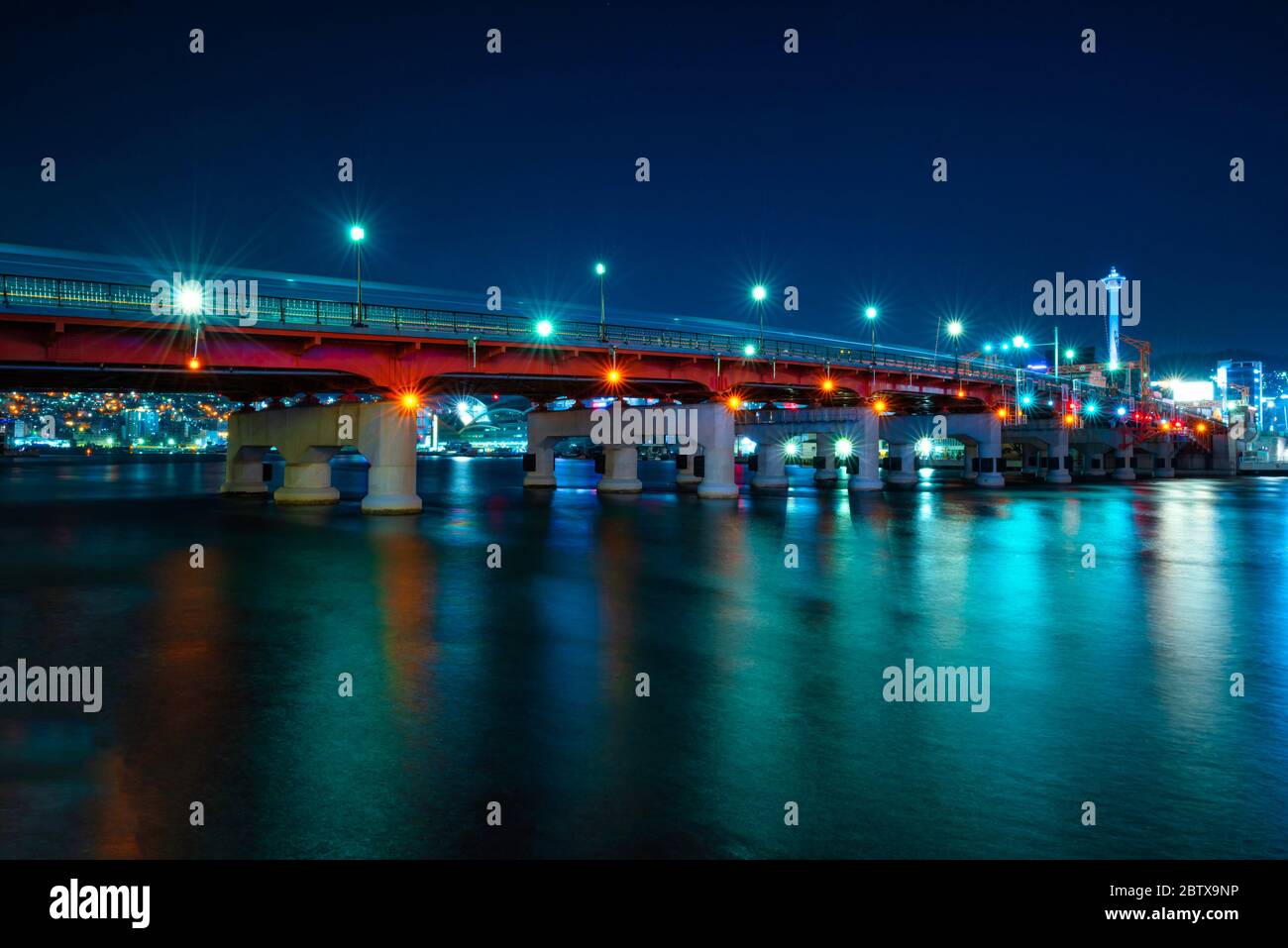 Yeongdodaegyo Ponte con torre busan di notte a Jung-GU, Busan, Corea del Sud. Foto Stock