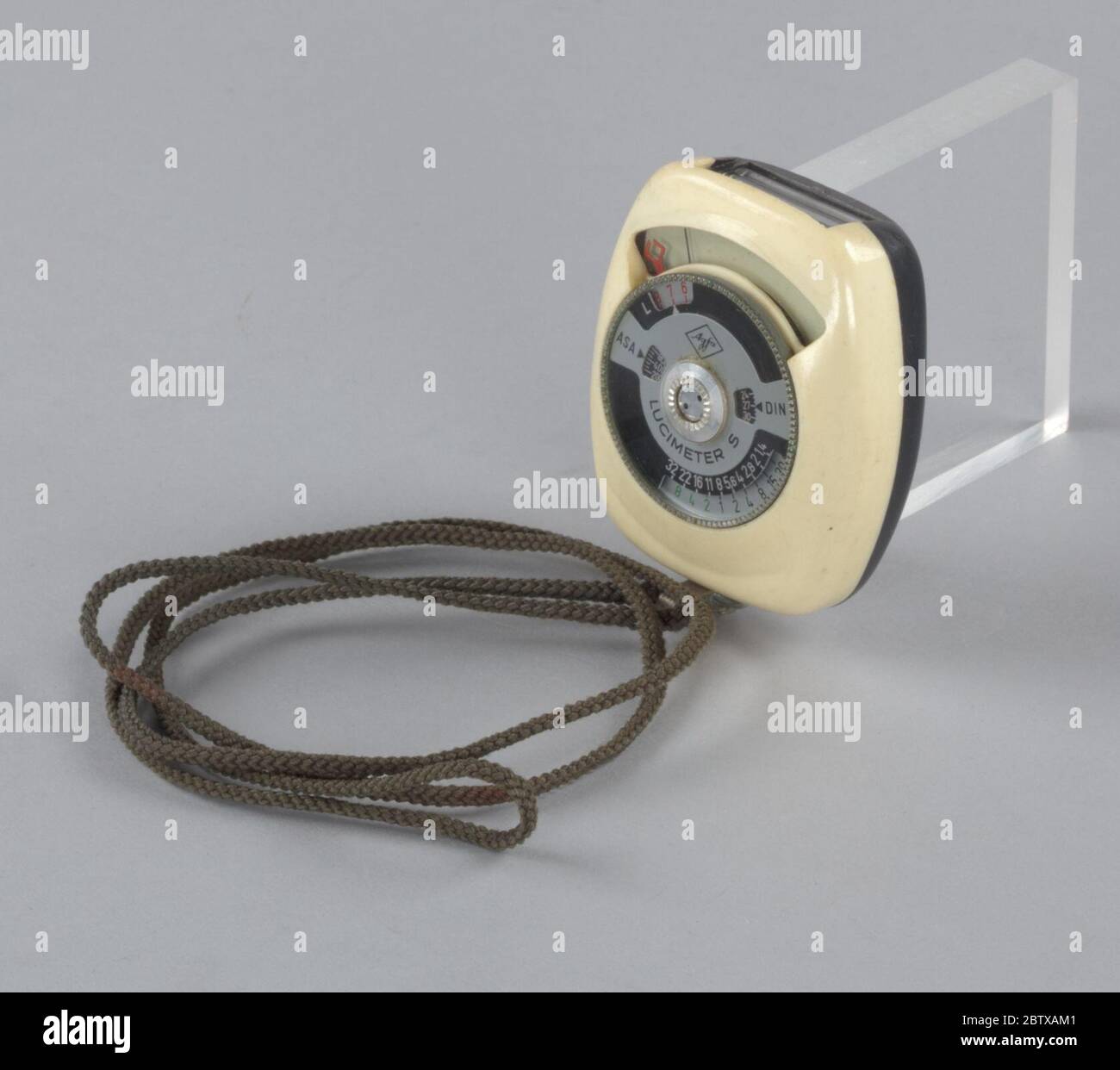 Metro leggero dallo studio di HC Anderson. Un lightmeter in un involucro di plastica crema, su un cavo verde. Foto Stock Metro leggero dallo studio di HC Anderson. Un lightmeter in un involucro di plastica crema, su un cavo verde. Foto Stock