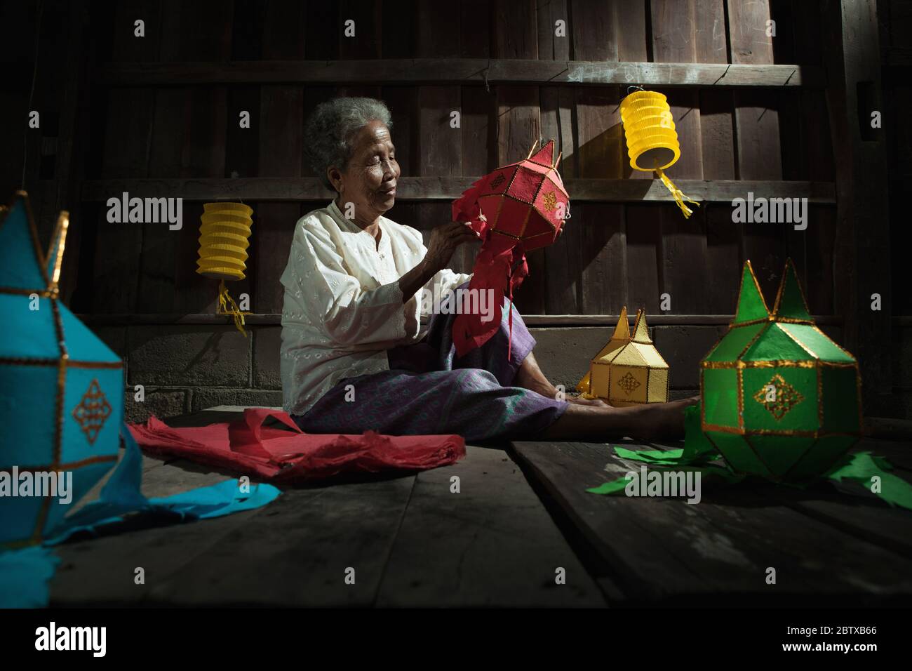 Le vecchie donne thailandesi hanno fatto la lanterna per il festival di yeepeng Foto Stock