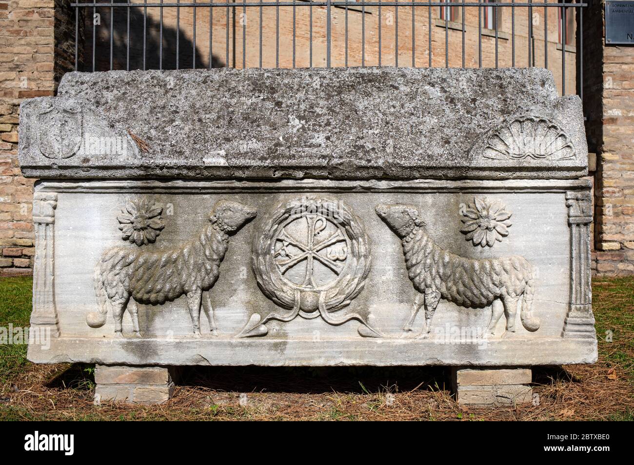 Sarcofago in pietra nella Basilica di San vitale, uno dei più importanti esempi di arte bizantina paleocristiana dell'Europa occidentale, a Ravenna, regio Foto Stock