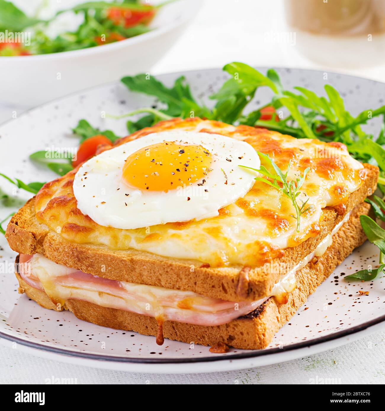 Colazione. Sandwich caldo. Sandwich di madame e una tazza di caffè latte macchiato sul tavolo. Cucina francese. Spazio di copia Foto Stock