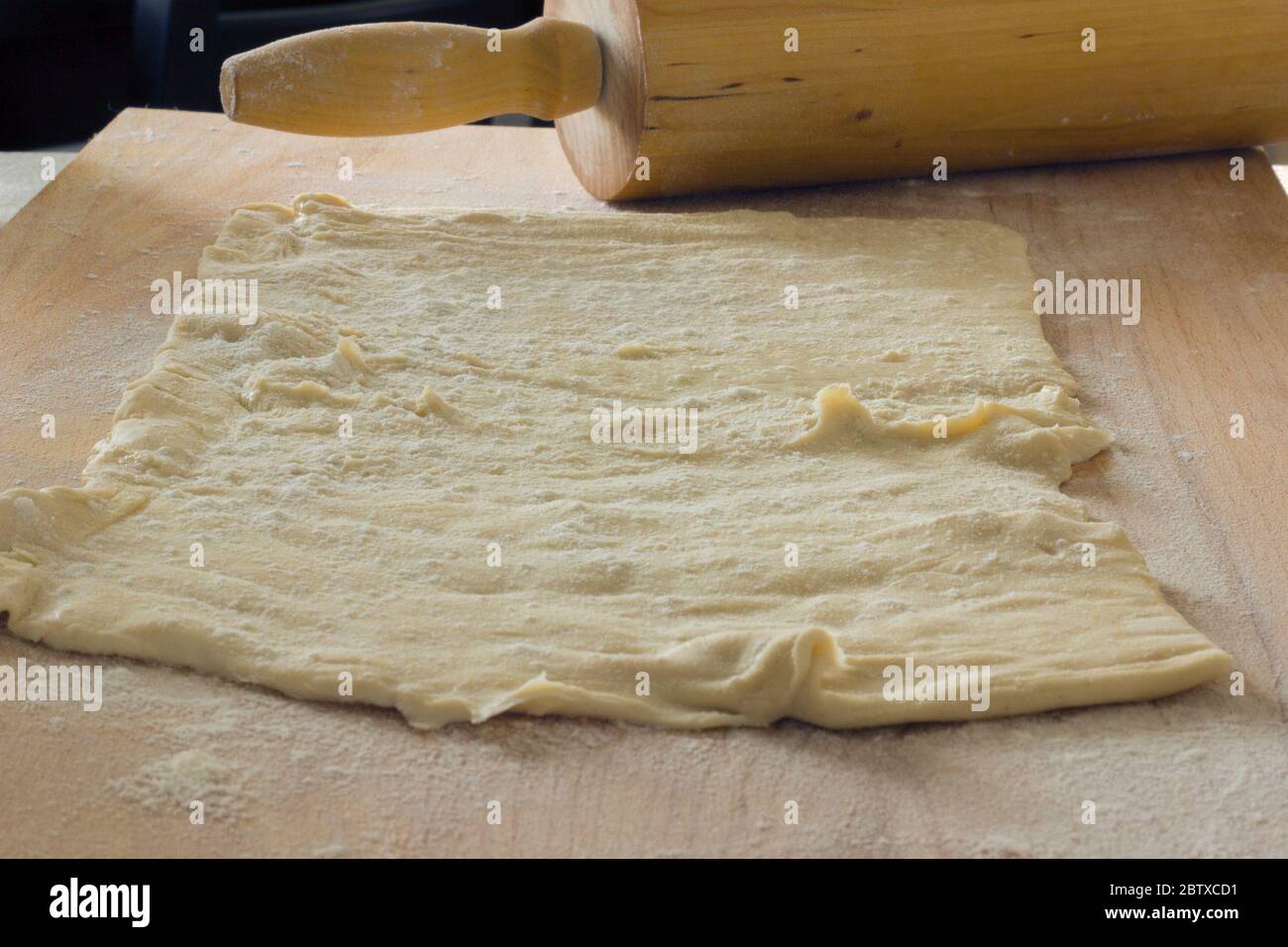 Biscotti di pasta sfoglia da cucina ripieni di formaggio di cottage, tonno, pomodori secchi ed erbe verdi, step1 Foto Stock
