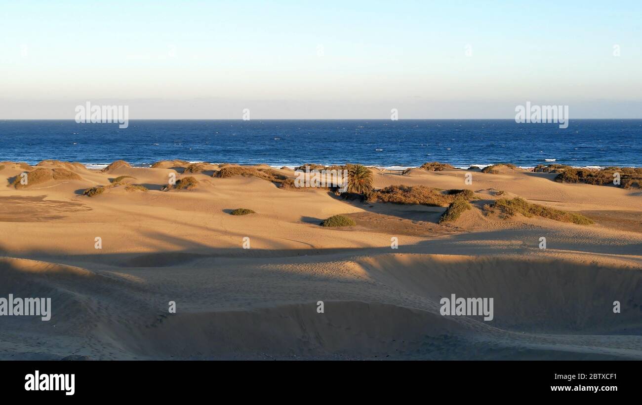 Turisti sulla spiaggia e le dune di Maspalomas Foto Stock