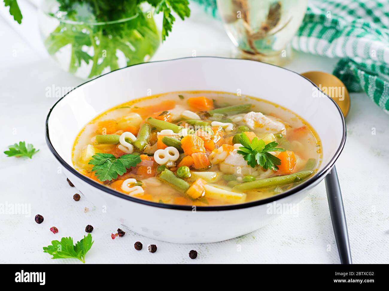 Minestrone, zuppa italiana di verdure con pasta su tavola leggera. Foto Stock