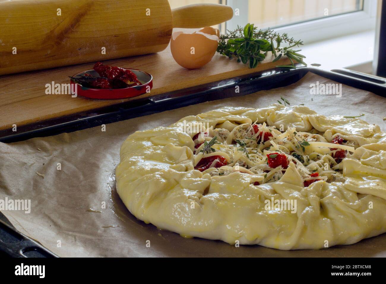 Biscotti di pasta sfoglia da cucina ripieni di formaggio di cottage, tonno, pomodori secchi ed erbe verdi, step3 Foto Stock
