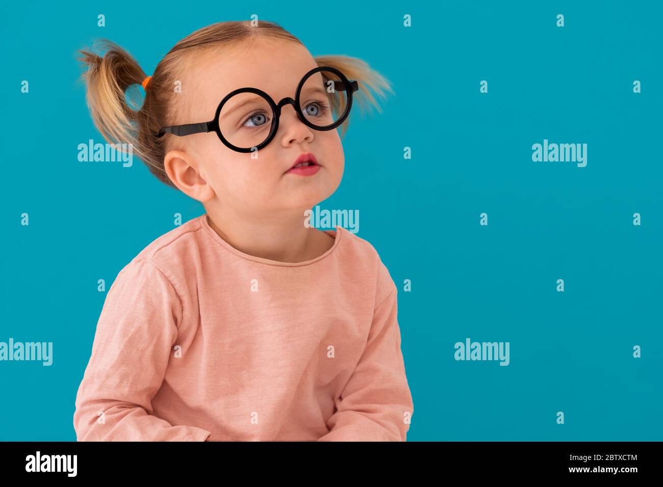 Ritratto di un bambino con bicchieri rotondi Foto Stock