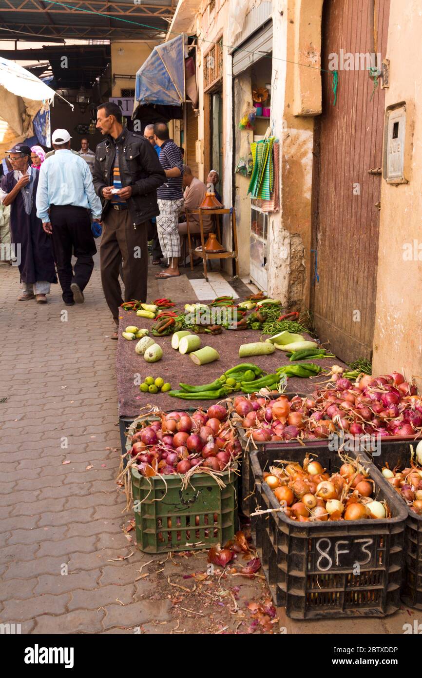 Verdure in mostra su un mercato locale, Agadir, Marocco Foto Stock